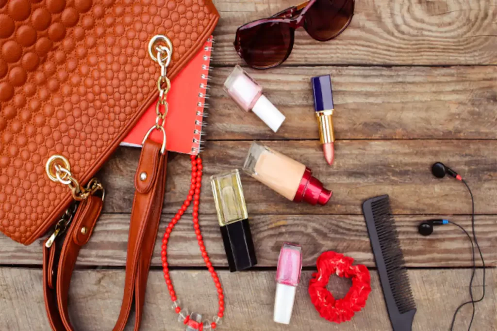 12 Things You Should Always Keep in Your Purse